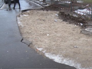 Мережу замінили, а яму – не залатали: у Луцьку скаржаться на комунальників. ВІДЕО