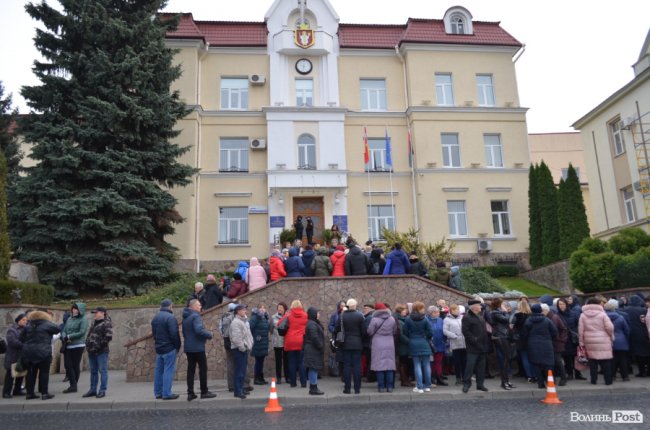 Під Луцькрадою знову мітингують базарники. ФОТО