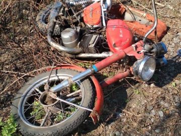 Не впорався з керуванням: на Рівненщині від удару об дерево загинув мотоцикліст