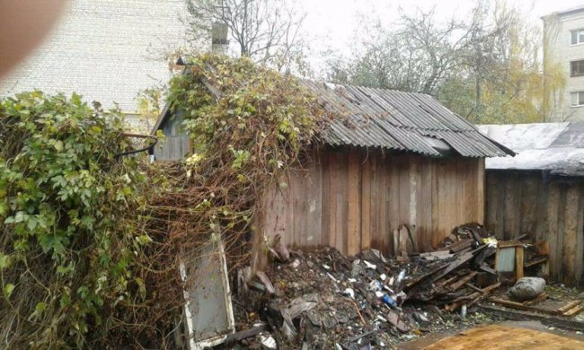 У Луцьку чистять двір від «трухлявих сараїв»