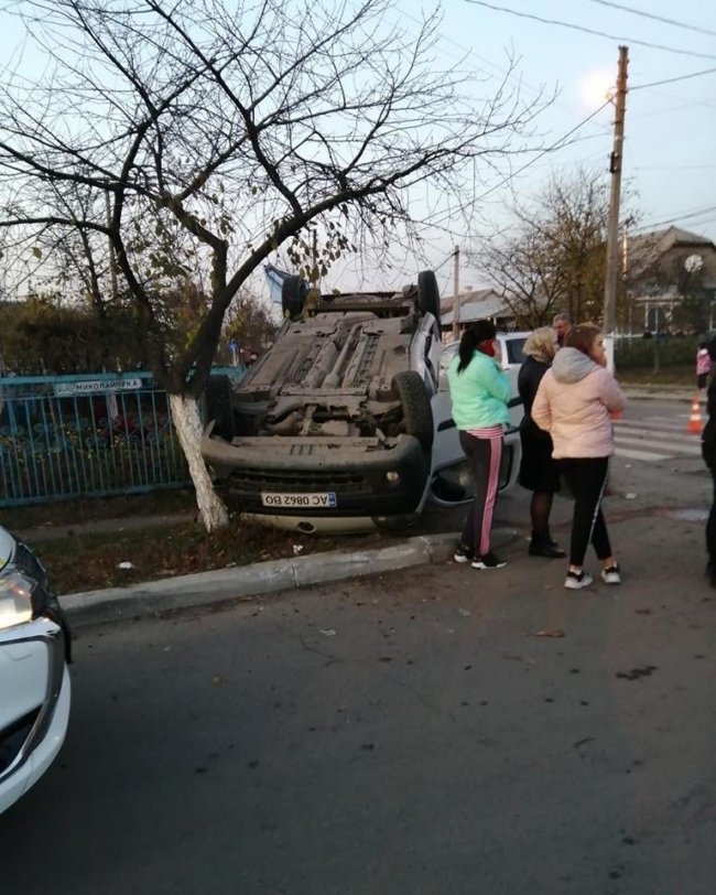 Мінівен перекинувся на дах: у місті на Волині – ДТП. ФОТО