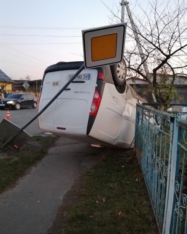 Мінівен перекинувся на дах: у місті на Волині – ДТП. ФОТО