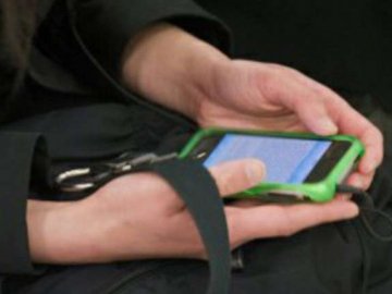 На Волині директора  покарали за те, що забрав в учня телефон