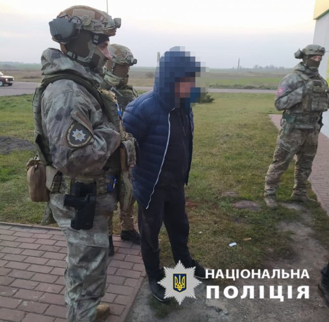 Погрожували і били: на Волині викрили осіб, які вимагали в чоловіка 60 тисяч доларів «боргу»