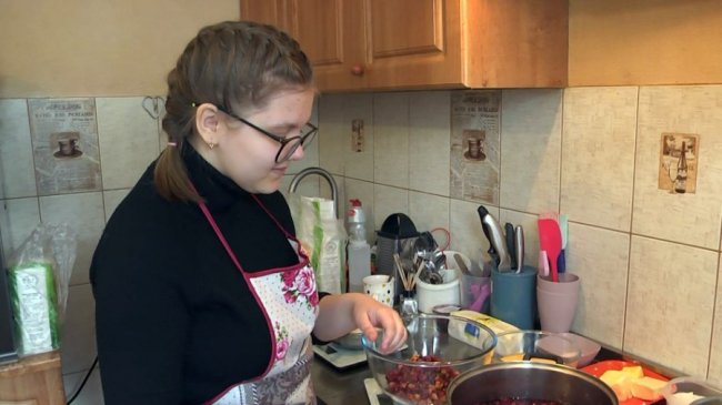 Школярки-подруги з Луцька спекли 50 великодніх пасок для військових