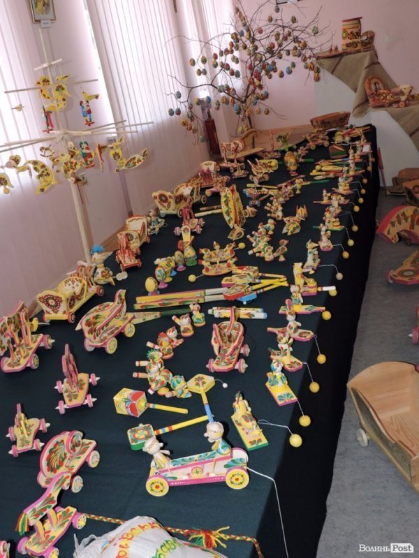 Лучани можуть відвідати унікальну виставку дерев'яних іграшок-забавок. ФОТО