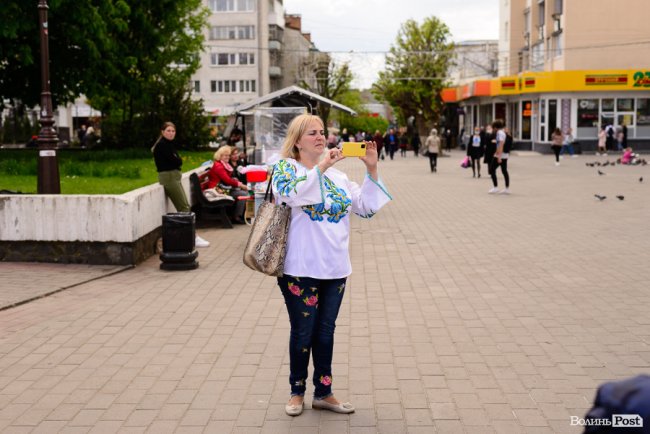Безліч кольорів, орнаментів і візерунків: лучани у вишиванках – у центрі міста. ФОТОРЕПОРТАЖ 