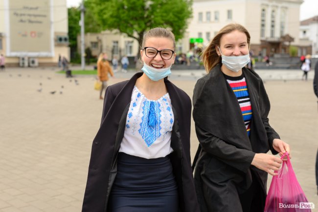 Безліч кольорів, орнаментів і візерунків: лучани у вишиванках – у центрі міста. ФОТОРЕПОРТАЖ 