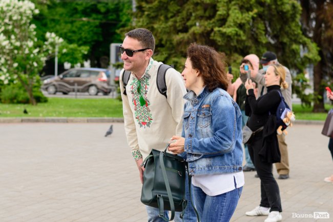 Безліч кольорів, орнаментів і візерунків: лучани у вишиванках – у центрі міста. ФОТОРЕПОРТАЖ 