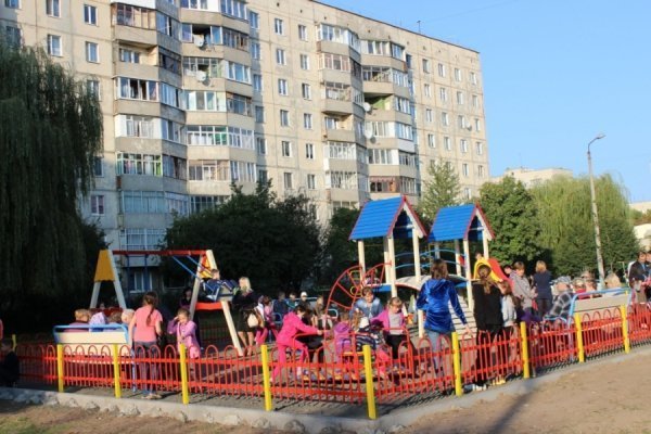 У Луцьку – новий дитячий майданчик. ФОТО