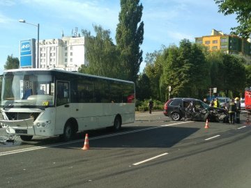 У Луцьку втаранилися Volvo та автобус. ФОТО