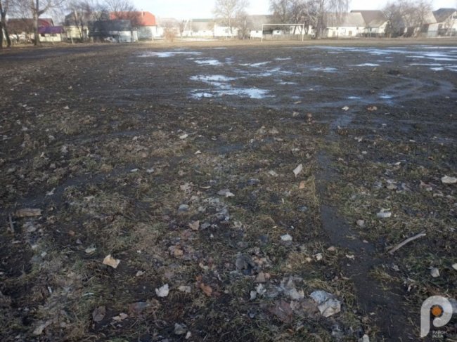 На Волині невідомий дрифтер понищив футбольне поле. ФОТО