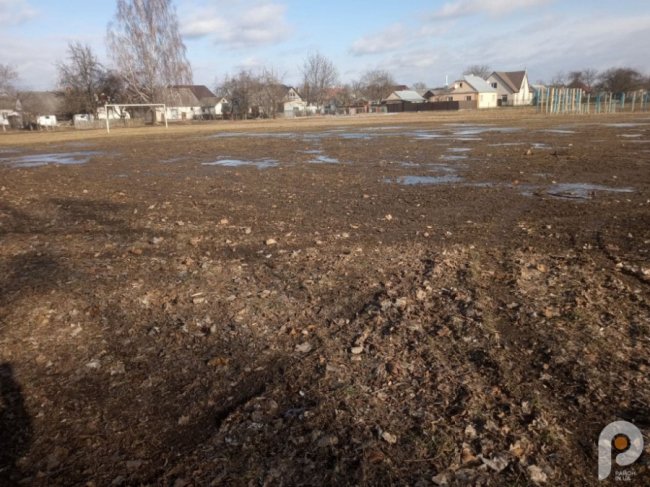 На Волині невідомий дрифтер понищив футбольне поле. ФОТО