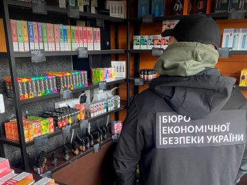 У Луцьку та інших містах Волині торгували контрафактними «електронками»