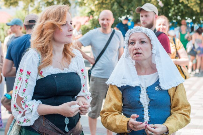 Середньовічні сукні, лицарські обладунки і давні забави: «Князівський бенкет» у Луцьку. ФОТО