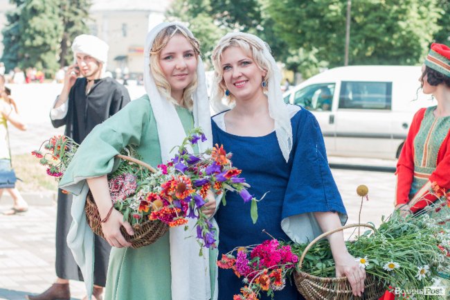 Середньовічні сукні, лицарські обладунки і давні забави: «Князівський бенкет» у Луцьку. ФОТО