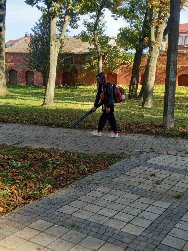 Заміна віникам: у місті на Волині двірники прибиратимуть вулиці повітродувками. ФОТО