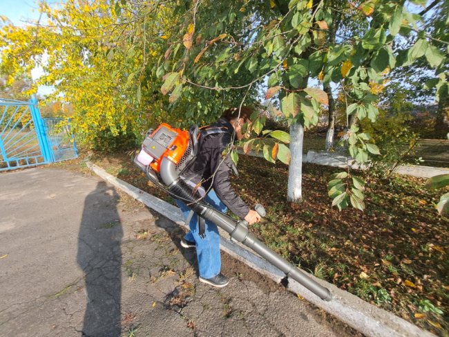 Заміна віникам: у місті на Волині двірники прибиратимуть вулиці повітродувками. ФОТО