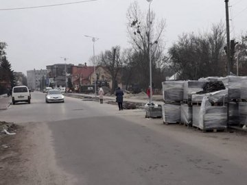 Одні ремонтують, інші - крадуть: у центрі Ковеля жінка поцупила бруківку. ФОТО