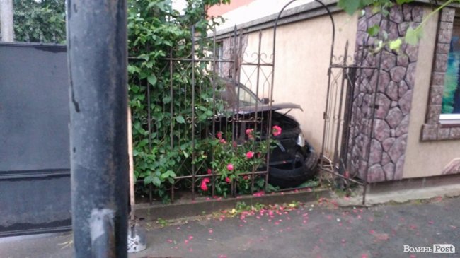 Аварія в Луцьку: авто протаранило паркан і залетіло на подвір'я будинку