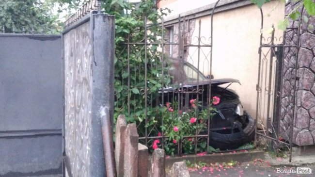 Аварія в Луцьку: авто протаранило паркан і залетіло на подвір'я будинку