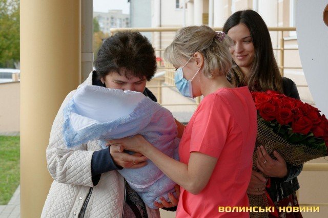 У Луцьку з перинатального центру виписали трійню, яку виходжували майже 3 місяці. ФОТО