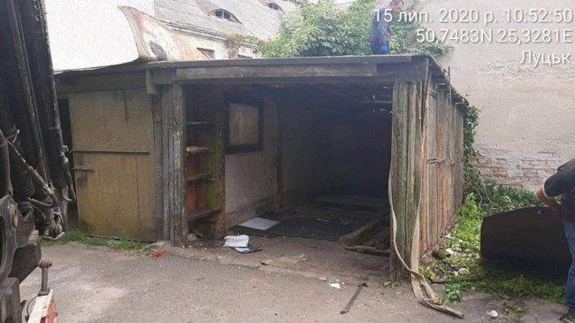 Луцькі муніципали демонтували незаконні гаражі. ФОТО 
