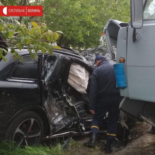 Поблизу Луцька КамАЗ в'їхав у легковик: двох людей рятувальники витягли з авто. ФОТО
