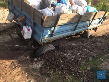 На вулиці у Нововолинську застряг трактор зі сміттям