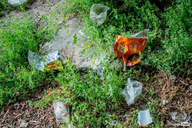 Сумна історія з-під луцького мосту: на березі Стиру «зачаїлися» купи сміття