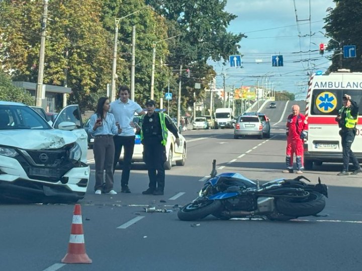 На Рівненській у Луцьку водійка збила мотоцикліста: чоловік у лікарні