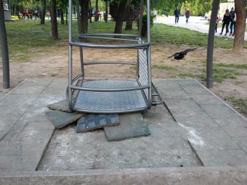 Під Києвом 8-річна дівчинка після падіння з гойдалки опинилася в реанімації