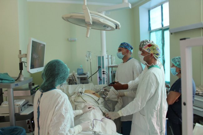 Волинські медики успішно видалили пухлину нирки без розрізів. ФОТО