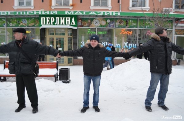 У Луцьку побудували «живий ланцюг». ФОТО