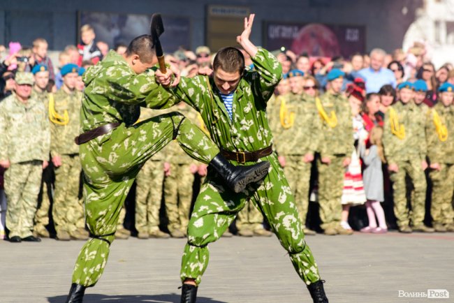 У центрі Луцька майже пів тисячі ліцеїстів склали присягу. ФОТО
