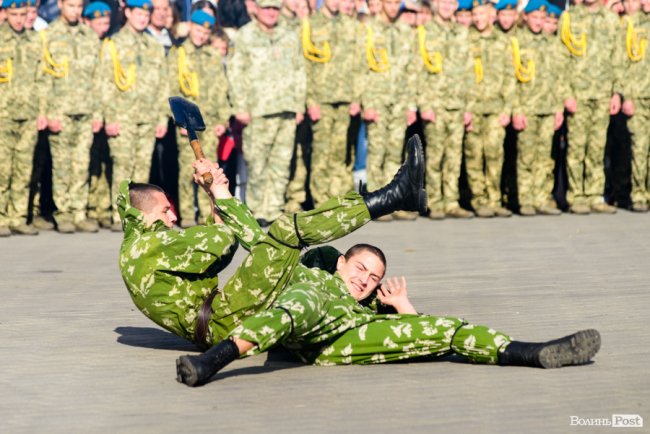 У центрі Луцька майже пів тисячі ліцеїстів склали присягу. ФОТО