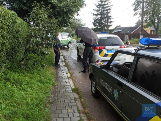 На перехресті у Нововолинську – аварія, одна з автівок врізалась в електроопору. ФОТО