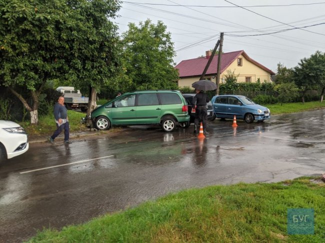 На перехресті у Нововолинську – аварія, одна з автівок врізалась в електроопору. ФОТО