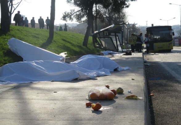 У Туреччині автобус врізався в зупинку: є загиблі і травмовані