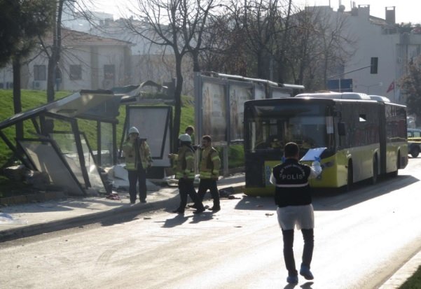 У Туреччині автобус врізався в зупинку: є загиблі і травмовані