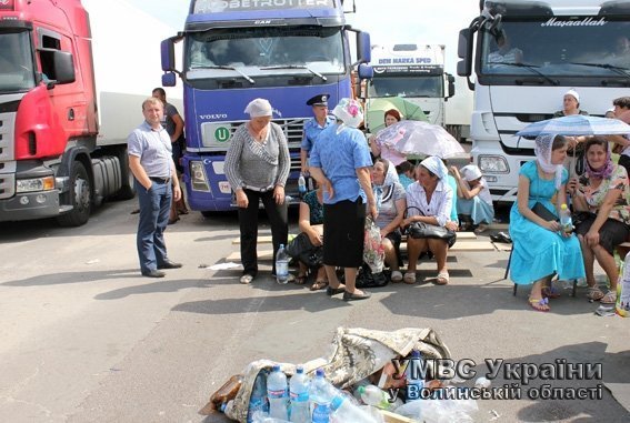 Волинські жінки розблокували міжнародну трасу. ФОТО