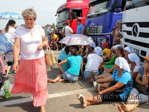 Волинські жінки розблокували міжнародну трасу. ФОТО