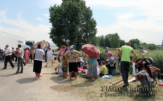 Волинські жінки розблокували міжнародну трасу. ФОТО