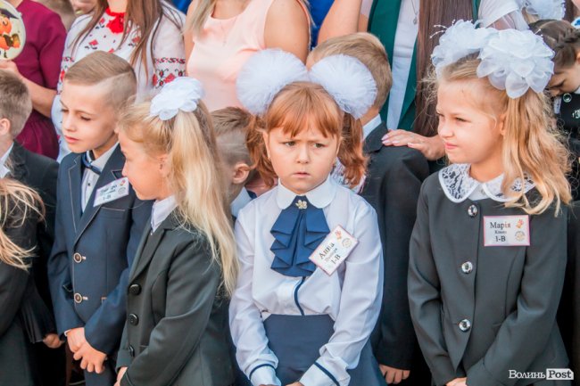 Квіти, вітання та усміхнені першачки: у луцькій школі №9 пролунав перший дзвоник. ФОТО