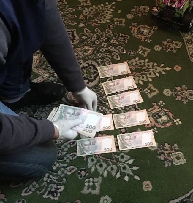 На Волині на хабарі в 10 тисяч затримали чиновника. ФОТО