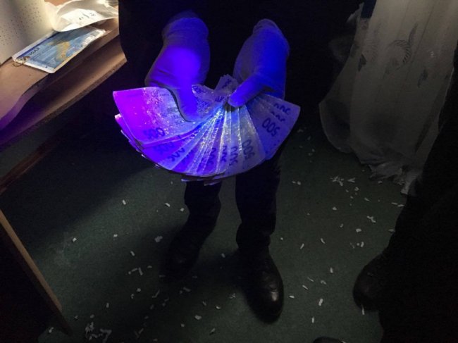 На Волині на хабарі в 10 тисяч затримали чиновника. ФОТО