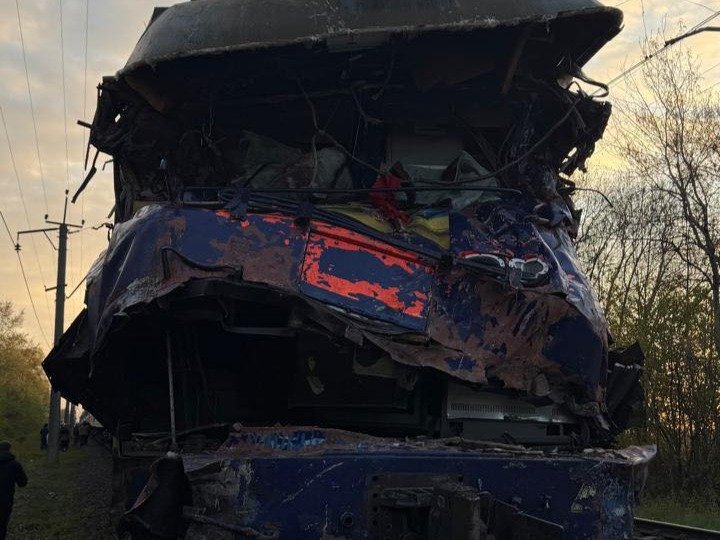 На Львівщині зіткнулися потяг і автокран, є загиблі