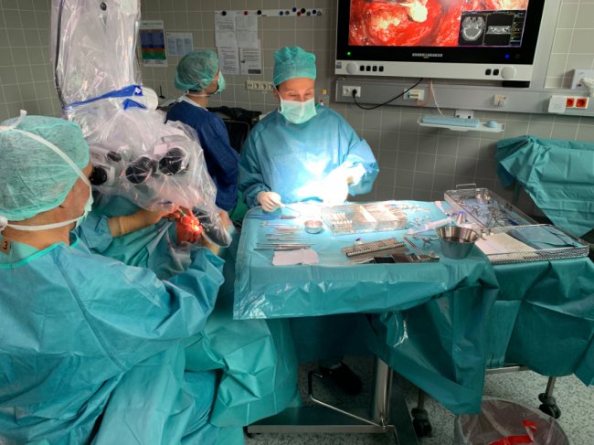 Волинські лікарі впроваджують нову методику операції на вусі. ФОТО