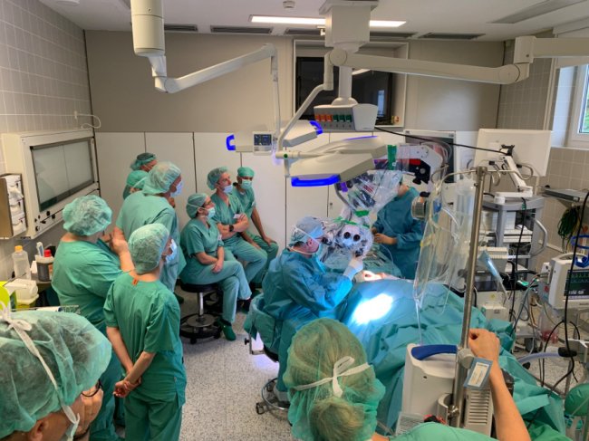 Волинські лікарі впроваджують нову методику операції на вусі. ФОТО
