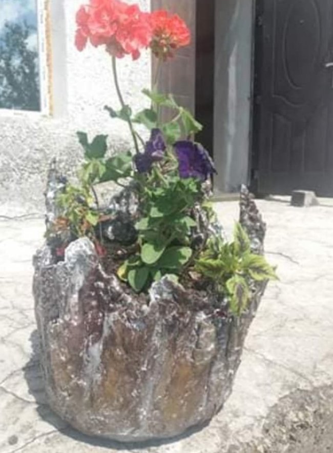 На Волині активісти оригінально прикрасили центр села. ФОТО